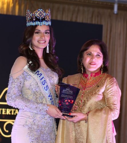 Neeta Bhasin receiving the award from Miss World 2017 Manushi Chillar