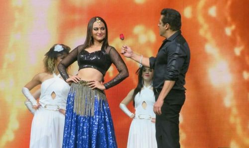 Salman Khan and Sonakshi Sinha recreate the magic of 'Tere mast mast do nain' at their concert in Washington, DC .