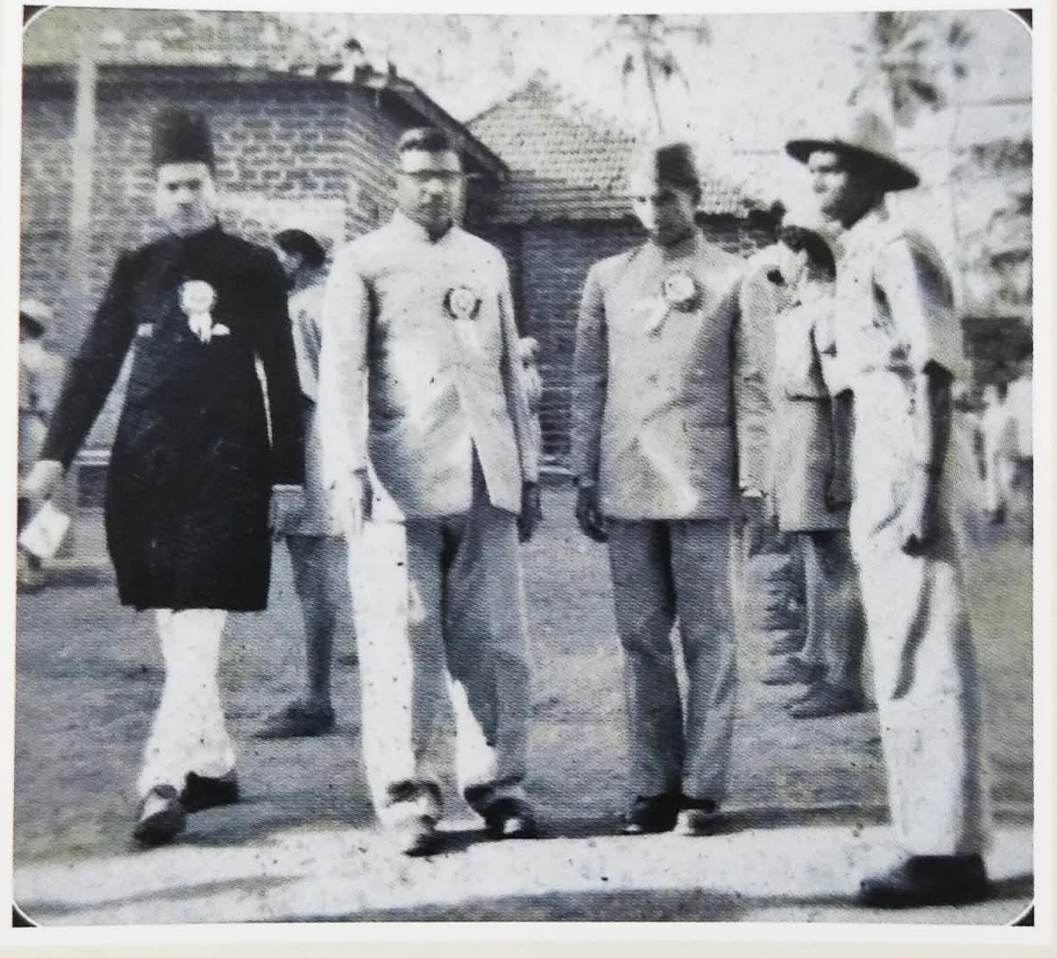 J.H. Shamsuddin Jukaku (second from left). Photo courtesy of Anjuman Hami-E-Muslimeen Centenary Commemorative Souvenir.